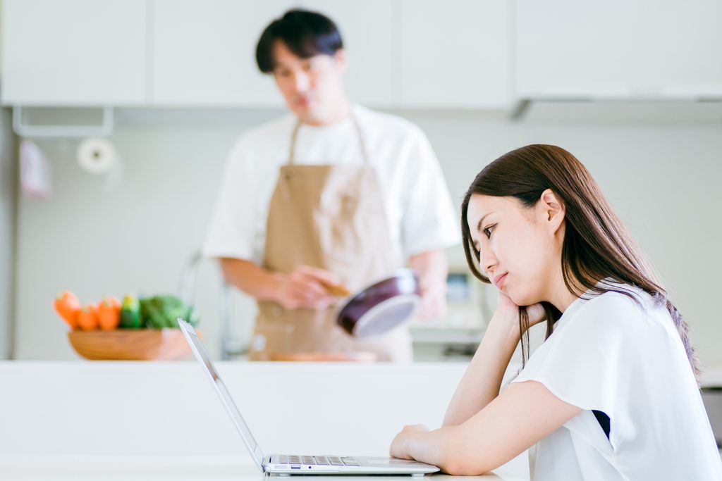 自宅や落ち着いた場所でパソコンを使い、求人情報を確認している会社員。