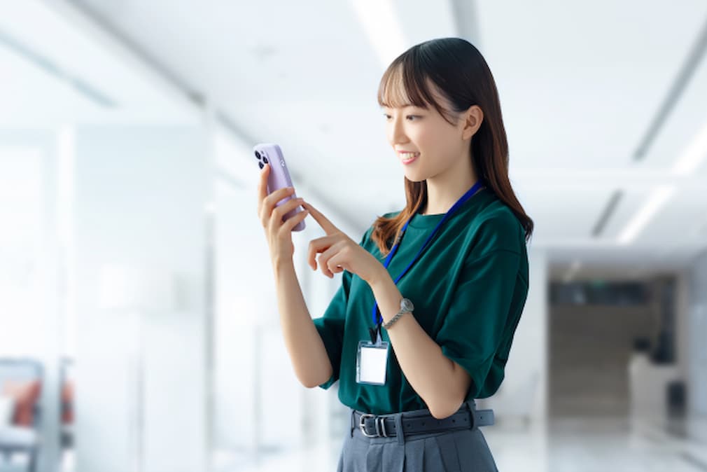 スマホで検索する女性