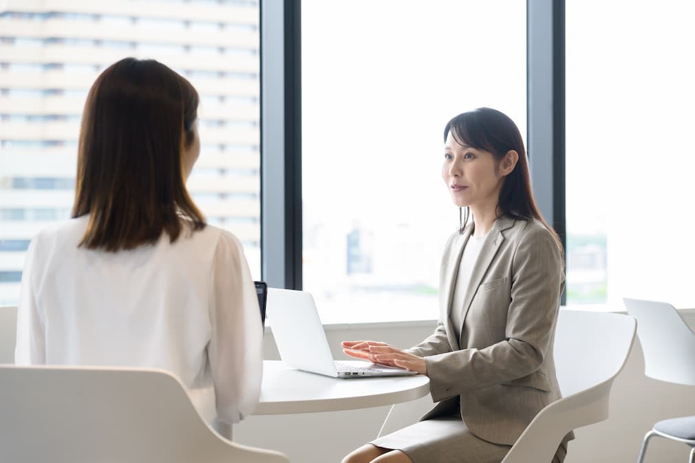 転職相談をする女性
